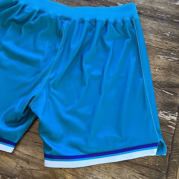 Mitchell & Ness Charolette Hornets Basketball Shorts - Picture 9 of 9